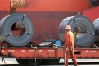 افزایش تولید فولاد چین در ماه مه مازاد عرضه را تشدید می‌کند اخبار